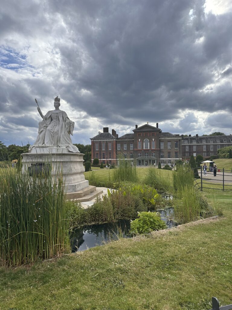 Kensington Palace and Queen Victoria Statue 